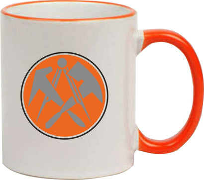 Keramiktasse "Mona" mit farbigen Henkel und Zunftzeichen und Spruch Dachdecker