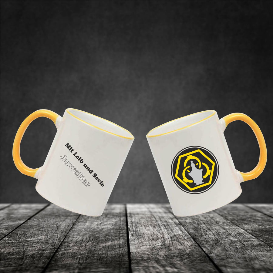 Keramiktasse "Ole" mit farbigen Henkel und Zunftzeichen und Spruch Juwelier