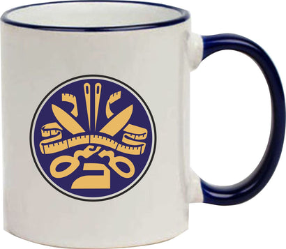 Keramiktasse "Johannes" mit farbigen Henkel und Zunftzeichen und Spruch Schneider